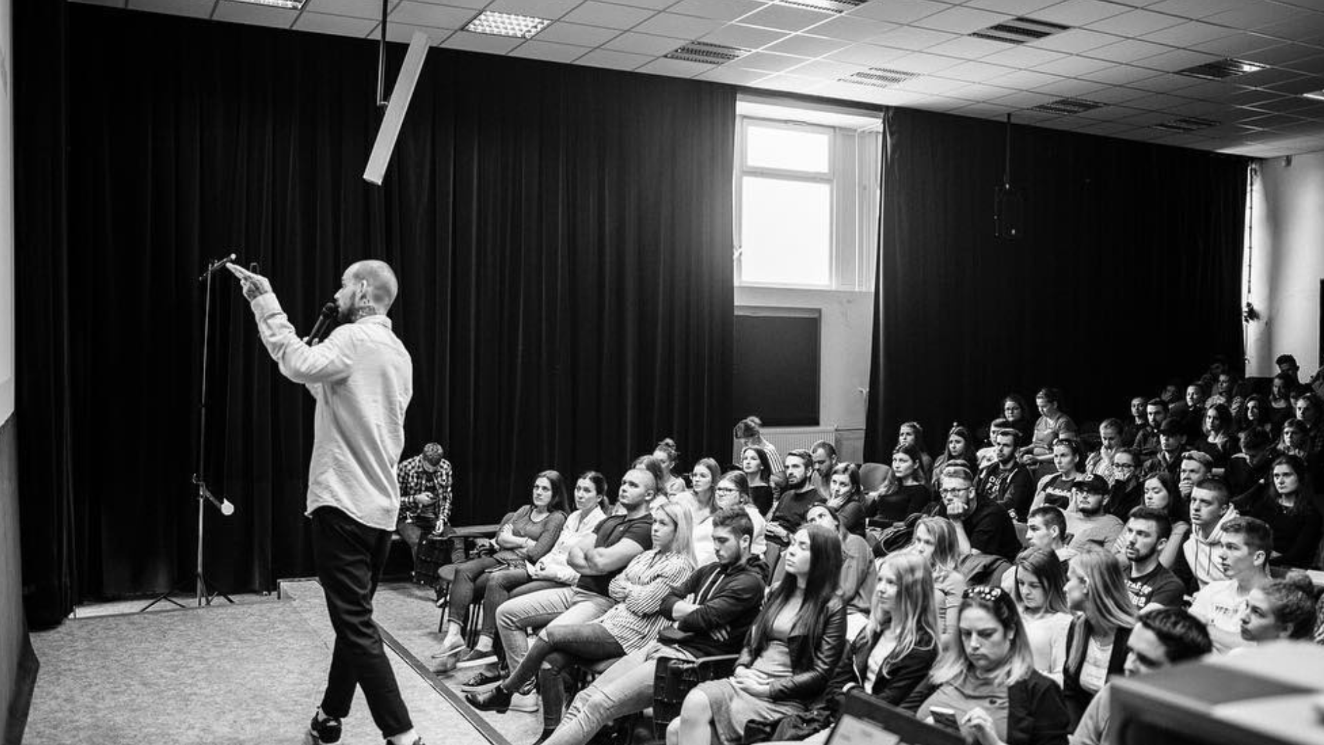 Kamil prednáša študentom